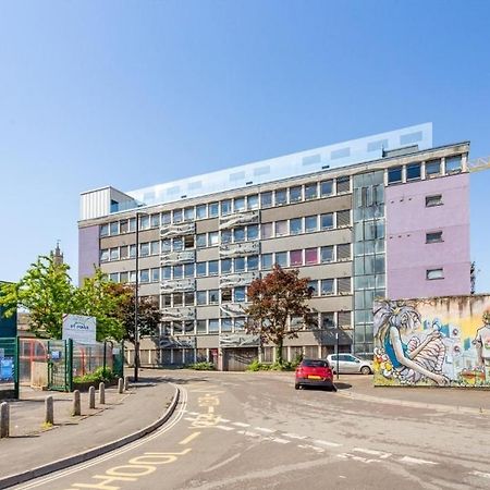 Trendy, Urban Open Plan Apartment Bristol Exterior photo