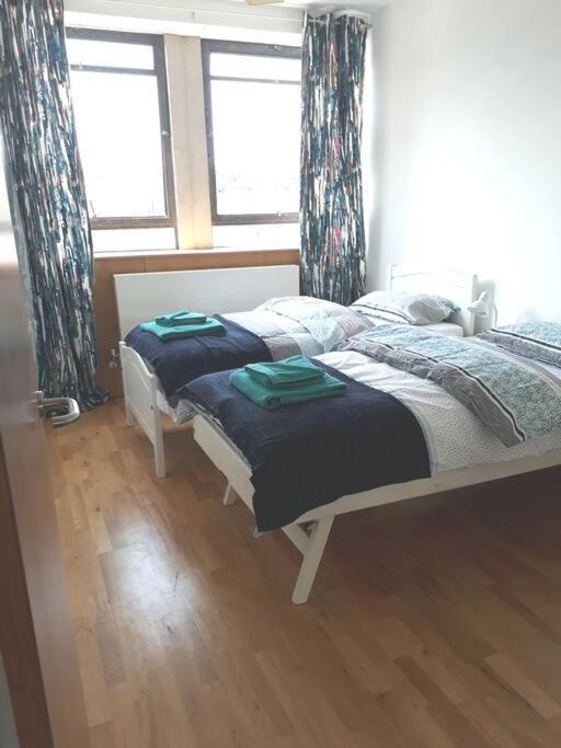 Trendy, Urban Open Plan Apartment Bristol Exterior photo