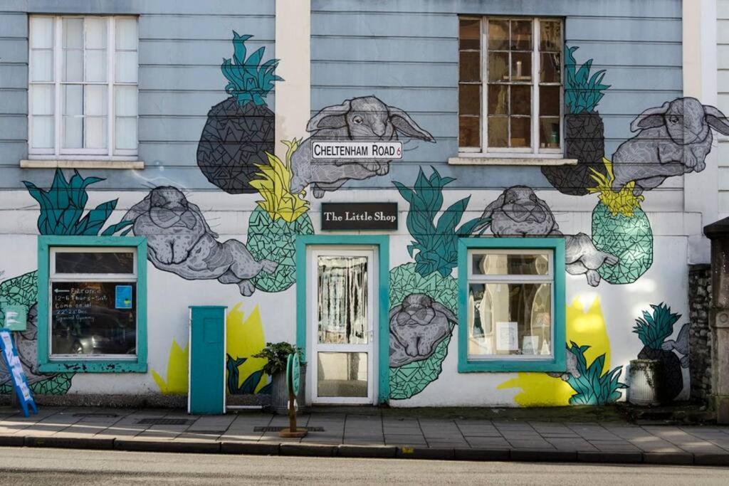 Trendy, Urban Open Plan Apartment Bristol Exterior photo