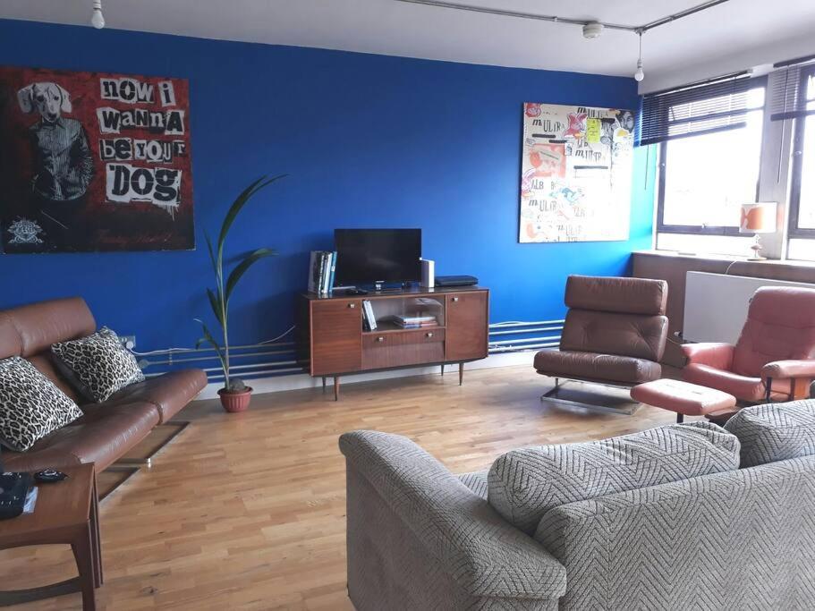 Trendy, Urban Open Plan Apartment Bristol Exterior photo