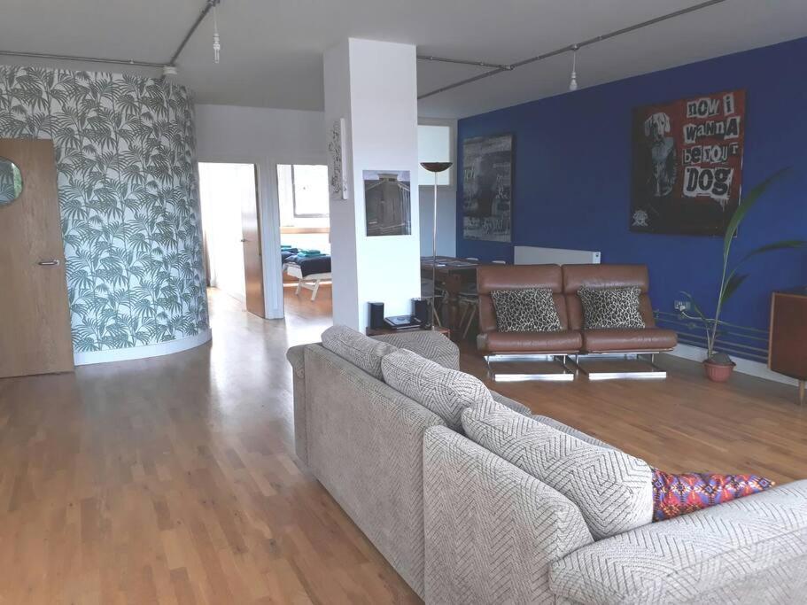 Trendy, Urban Open Plan Apartment Bristol Exterior photo
