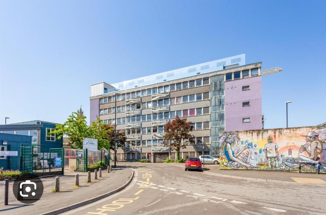Trendy, Urban Open Plan Apartment Bristol Exterior photo